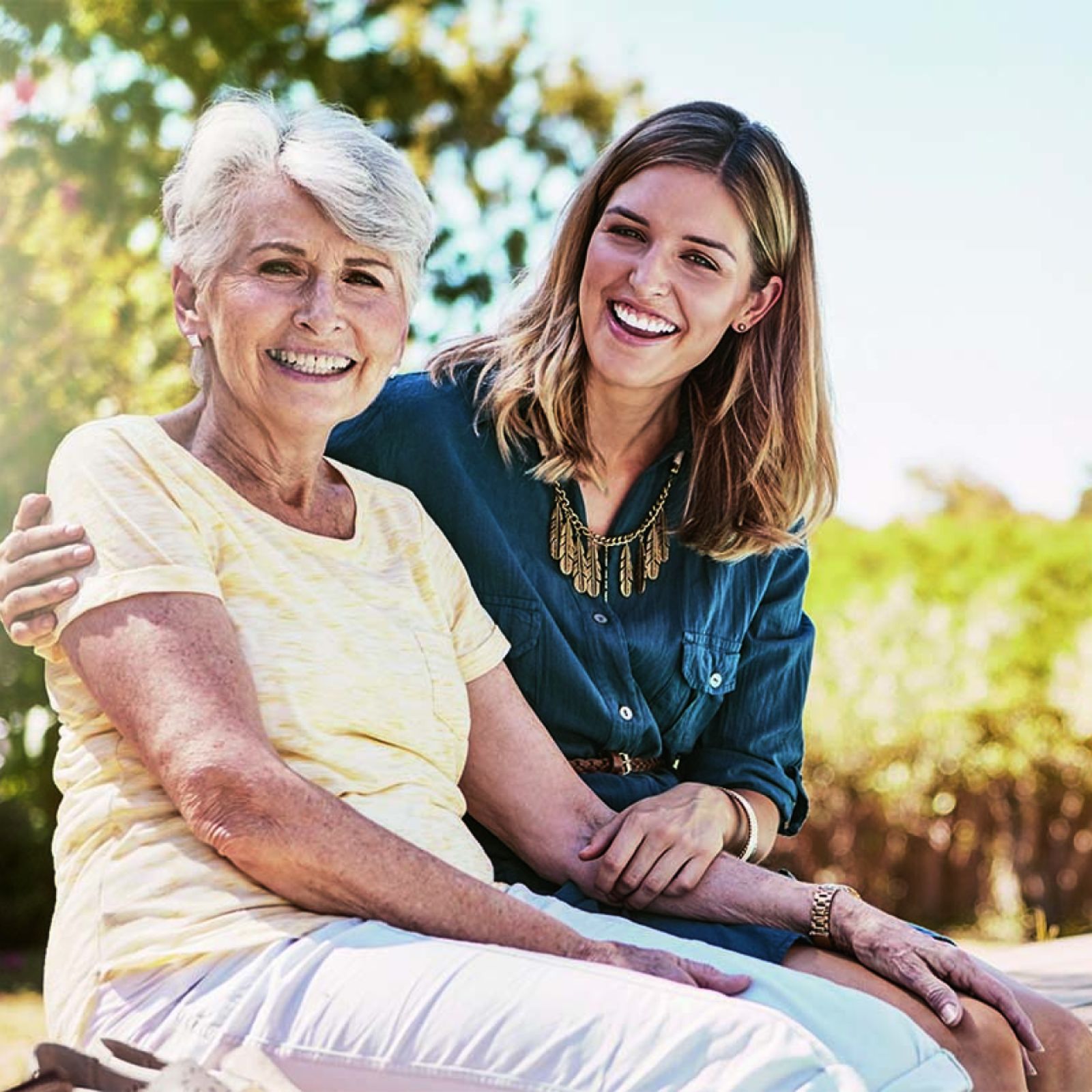 Senioren mit Enkelin auf Bank sitzend